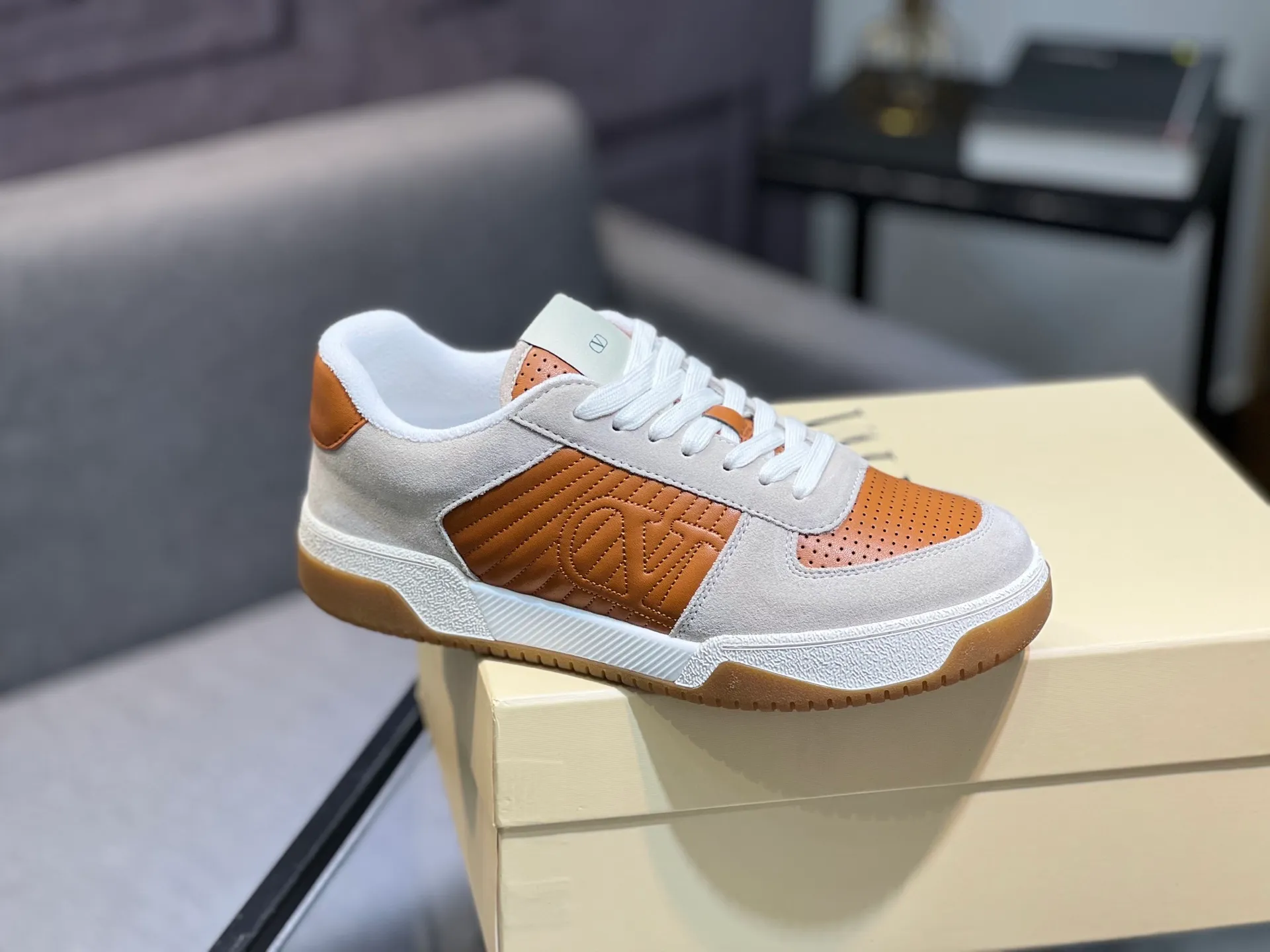 Men's shoes 💰720 VALENTINO Valentino 2025 popular casual sports shoes! 👍Fabric: Original custom punched + full-grain cowhide 👍Feet: cowhide + V-mark special injection insole (original 1:1) 👍Outsole: TPR+raw rubber combination wear-resistant outsole 👍Packaging: original beige full set of noble counter packaging 👍Code number: women's 35-41, men's 38-45 women's 40.41 men's 45.46 customized